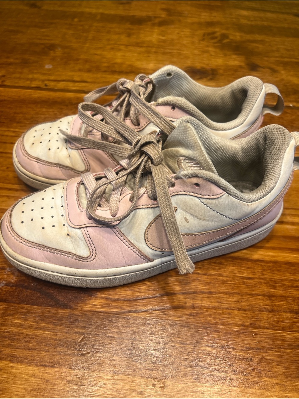Nike Kids white and Pink Sneakers with Pink Laces Size: Girls 3.5